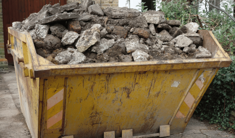 Gravats de chantier évacués en benne
